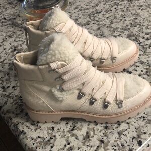 BNIB🎁Dolce Vita "Pace" Faux Croc & Sherpa Lace Up Hiking Boot in Ivory
